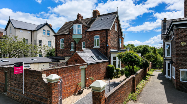4 bed property, in Oxbridge Lane, £375,000