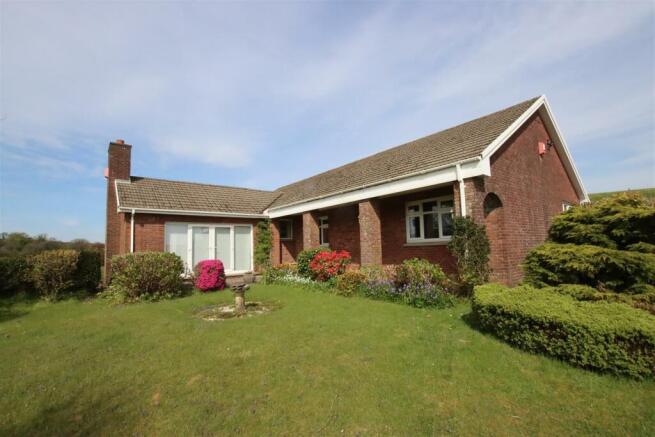3 bed property, in Hewish Lane, £500,000