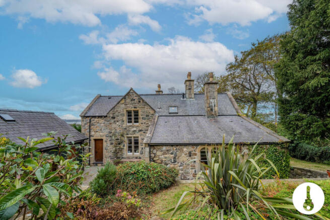 3 bed property, in Tan Y Clogwyn, £500,000