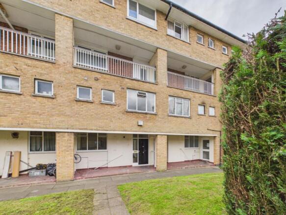 3 bed property, in Bushwood Road, £150,000