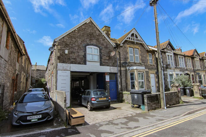 3 bed property, in Mixed Use Building, £450,000