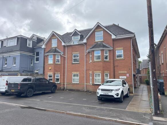 2 bed property, in Flat 5, £60,000