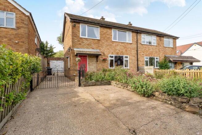 3 bed property, in Main Street, £275,000