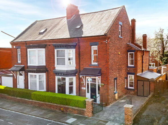 5 bed property, in Stanhope Avenue, £320,000