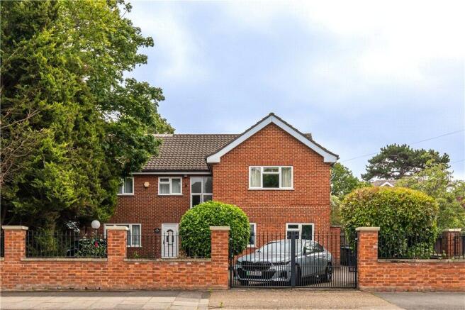 4 bed property, in Fairlawn Close, £1,750,000