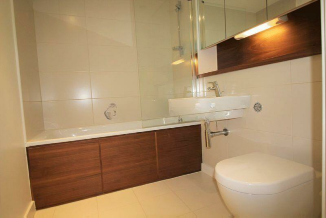 2 bed property, in Chatham Quays, £205,000