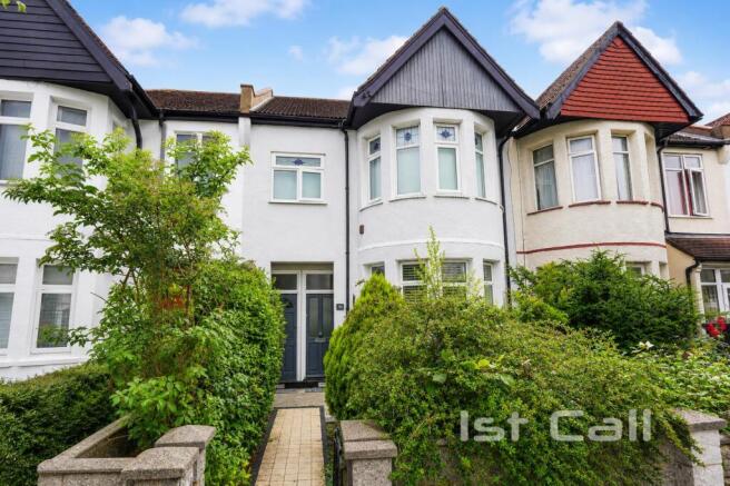 1 bed property, in Victoria Road, £215,000