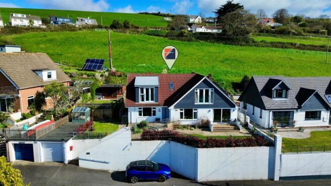 4 bed property, in Higher Park Road, £695,000