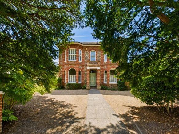 5 bed property, in Lansdowne Road, £1,200,000