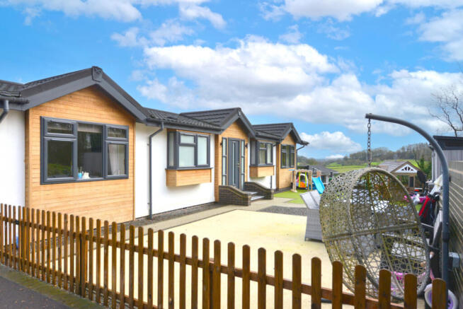 2 bed property, in Red Admiral Way, £295,000