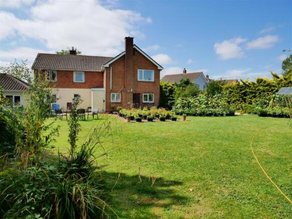 5 bed property, in Warren Crescent, £575,000