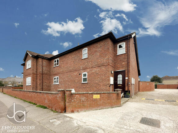 2 bed property, in Wheatfield Road, £150,000