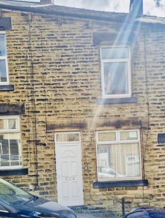 2 bed property, in Windermere Road, £90,000