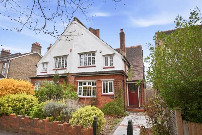 4 bed property, in Beeches Avenue, £800,000