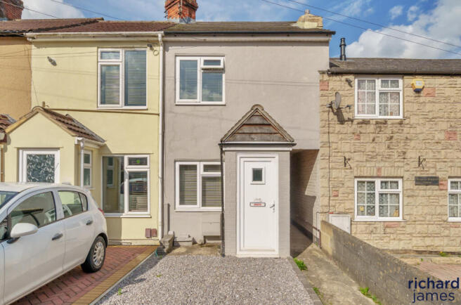 2 bed property, in Hyde Road, £175,000