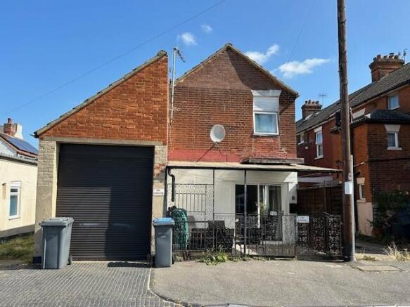 2 bed property, in Beach Road West, £215,000