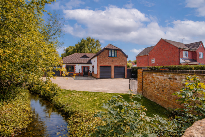 5 bed property, in Willowbrook House, £900,000