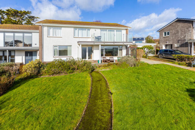2 bed property, in Mead Lane, £435,000