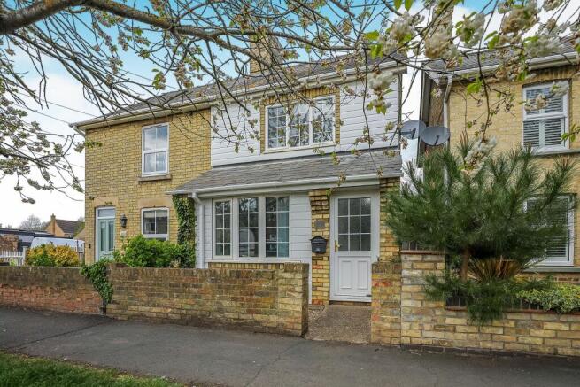 3 bed property, in High Street, £240,000