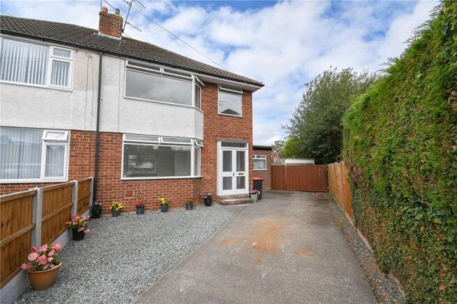 3 bed property, in Childer Gardens, £300,000