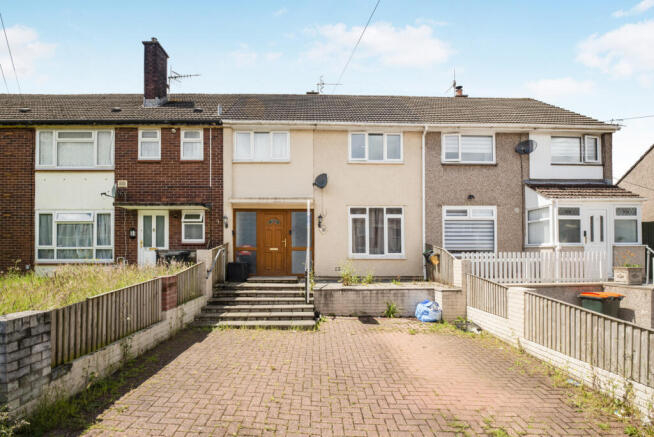 3 bed property, in Yeo Close, £140,000