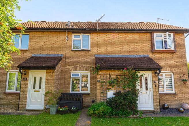 2 bed property, in Oak Close, £230,000