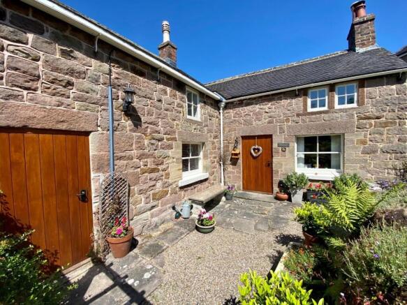 2 bed property, in The Hill, £300,000