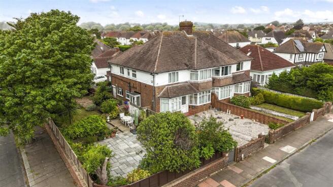 2 bed property, in Sea Place, £300,000