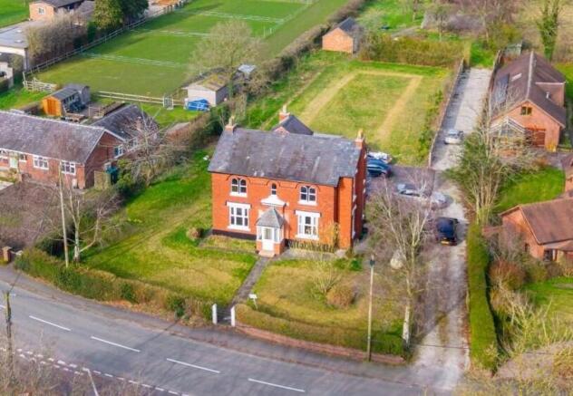 4 bed property, in Dicklow Cob, £750,000
