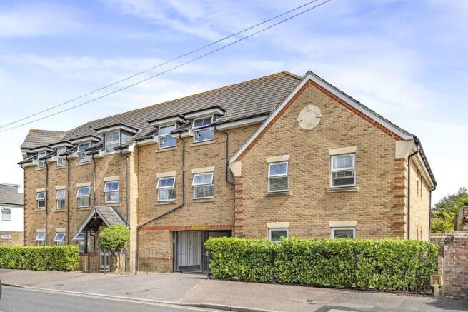 2 bed property, in North Road, £270,000