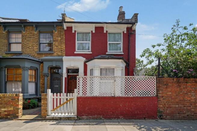 4 bed property, in Windus Walk, £1,300,000