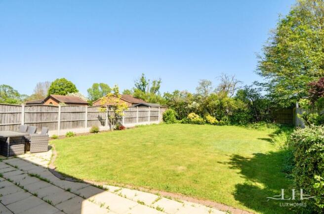 4 bed property, in Links Avenue, £950,000