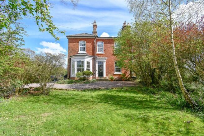6 bed property, in The Woodlands, £715,000