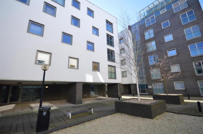 2 bed property, in Maidstone Road, £160,000