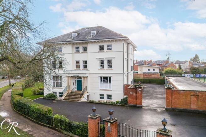 2 bed property, in Pittville Circus Road, £280,000