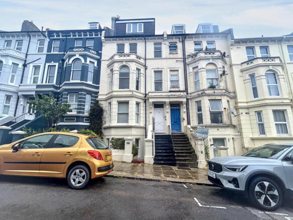 1 bed property, in Carisbrooke Road, £40,000