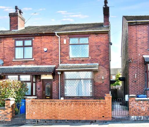 2 bed property, in 10 Lawton Street, £40,000