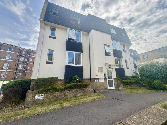2 bed property, in Cecil Place, £165,000
