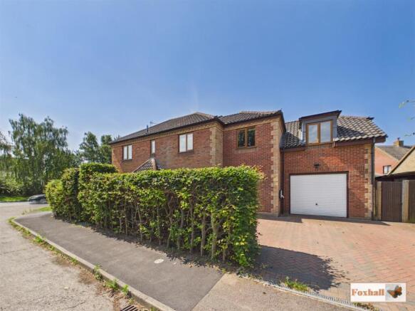 5 bed property, in Squires Lane, £580,000