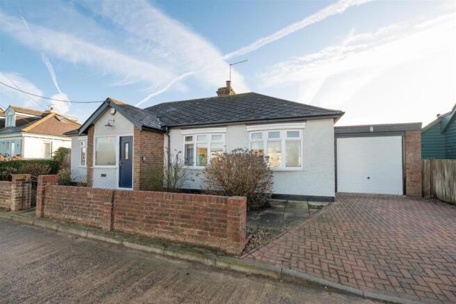 2 bed property, in Admiralty Walk, £675,000