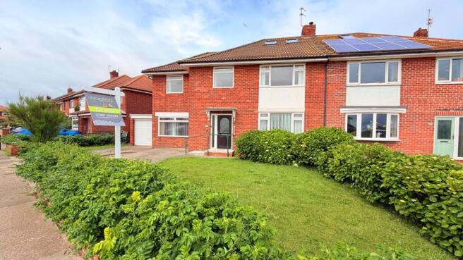 4 bed property, in The Headlands, £369,950