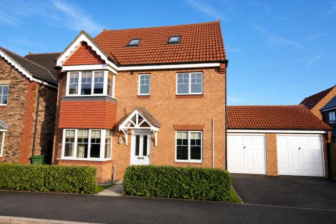 5 bed property, in Apsley Way, £270,000
