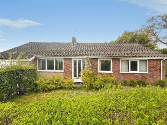 3 bed property, in Renfrew Court, £180,000