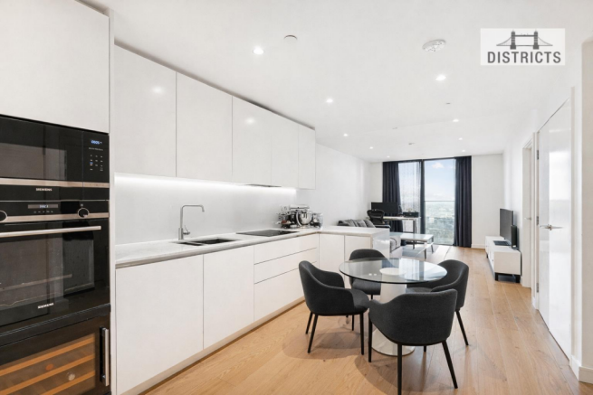 1 bed property, in Hampton Tower, £575,000
