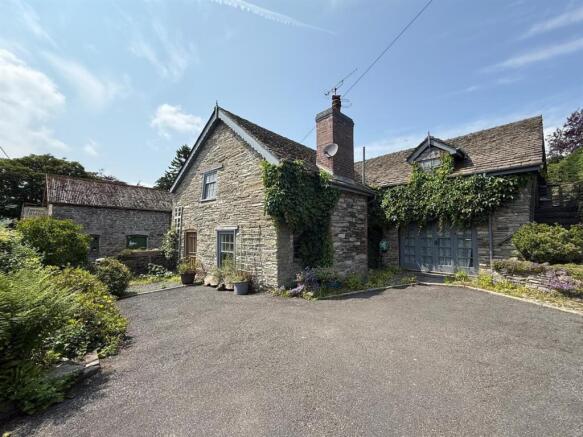 5 bed property, in New Radnor, £435,000