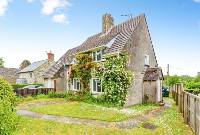 4 bed property, in Loders, £470,000