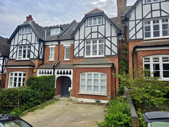 1 bed property, in Onslow Gardens, £600,000