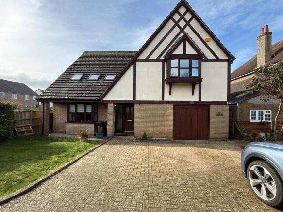 5 bed property, in Dorchester Road, £600,000