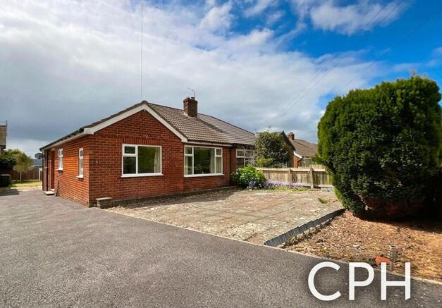 2 bed property, in Meadow Drive, £200,000