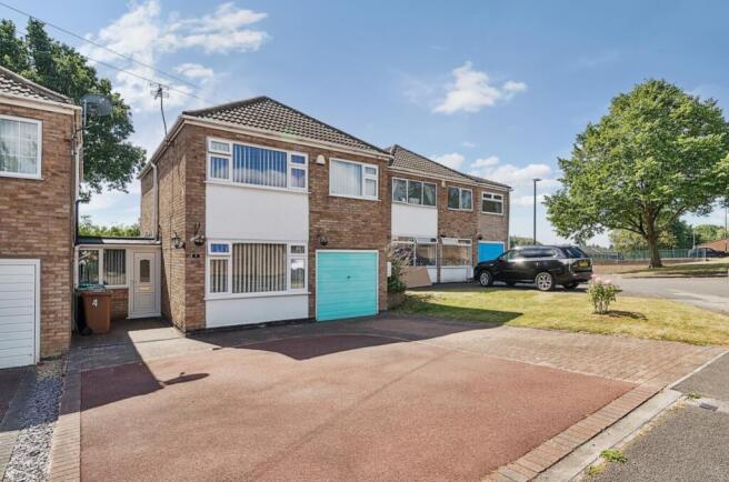 3 bed property, in Yalding Drive, £325,000